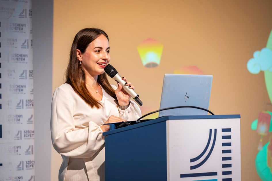 塞切尼·伊什特万大学孔子学院匈方院长Réka Orosz-Barczi在中秋节活动现场。 （摄影：Máté Dudás）